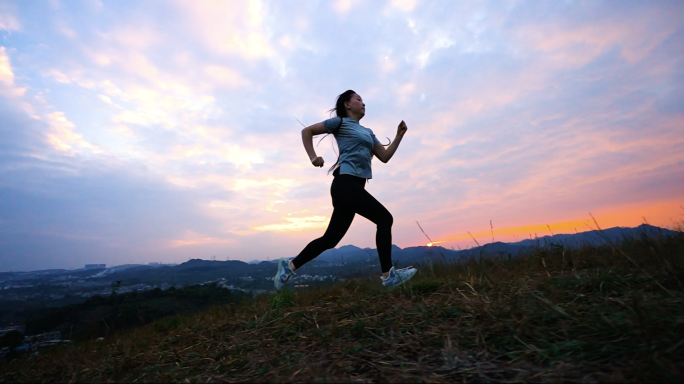 长发飘飘的女孩在山顶奔跑户外阳光运动锻炼