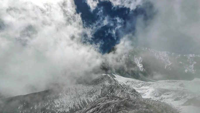 玉龙雪山之巅，云牵梦绕。