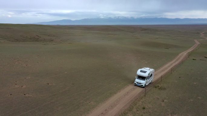 房车行驶中沙漠边界