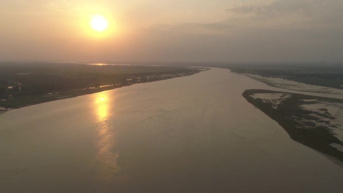航拍郑州夕阳下的黄河岸边