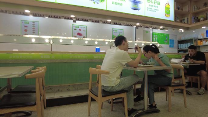 快餐店顺旺基顾客用餐吃饭