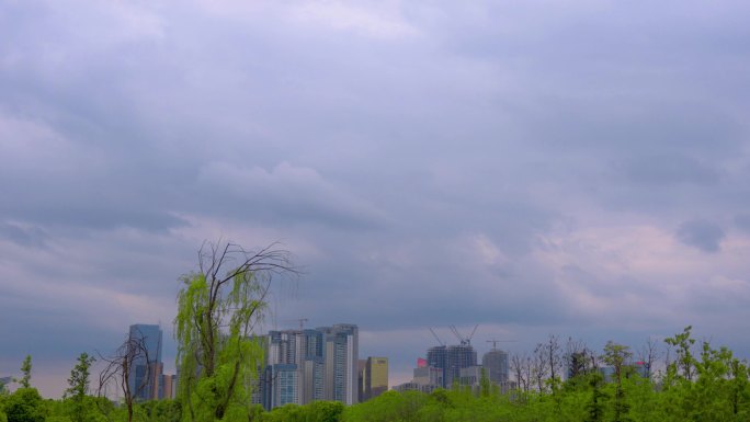 城市暴风雨前夕阴天多云