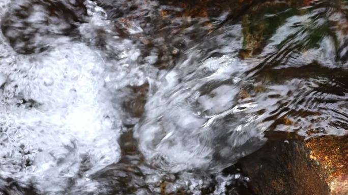 溪水 水源 水浪 浪花 高速流动的水