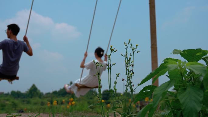 一对年轻情侣荡秋千