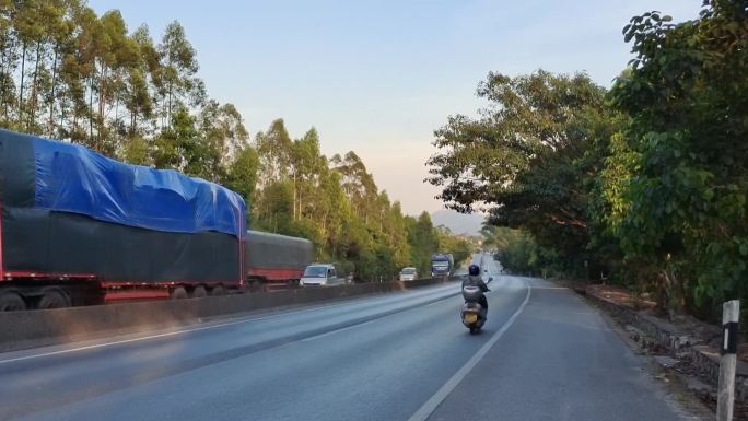 傍晚乡村公路二级柏油公路车流夕阳逆光晚霞