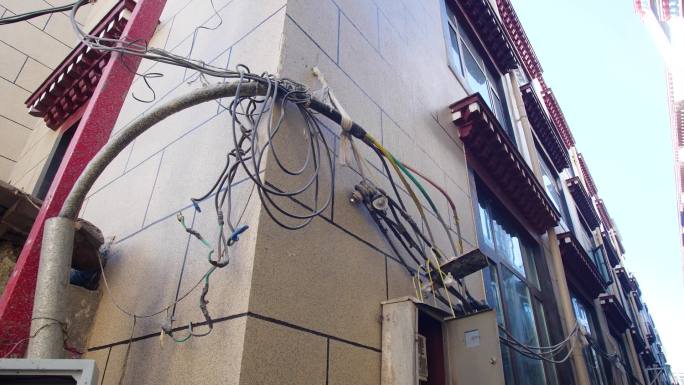 新式建筑 电力电线乱搭乱接电线凌乱的电线