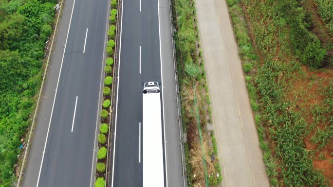 航拍卡车高速公路行驶