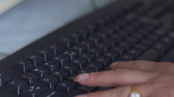 妇女使用电脑 在用电脑 赋予打字键盘 打