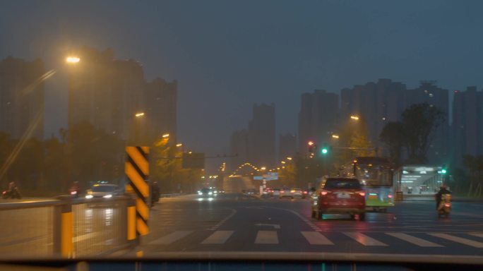 夜晚 车内 路灯 光影 驾驶街景路灯