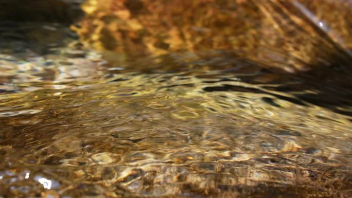 水晶透明溪水清澈泉水涌动升格高速慢动作