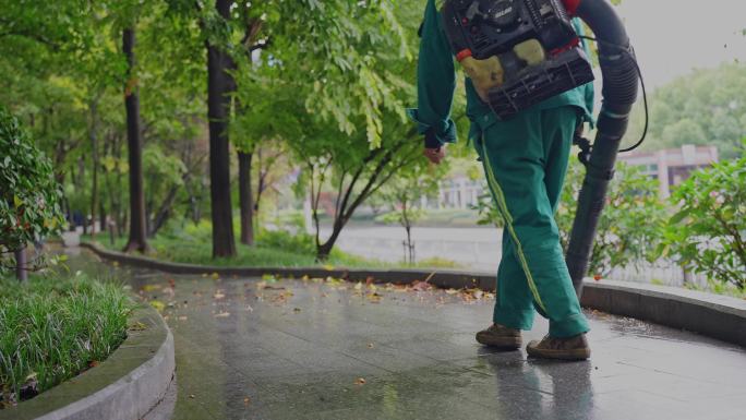 市政工人 清理城市游步道落叶