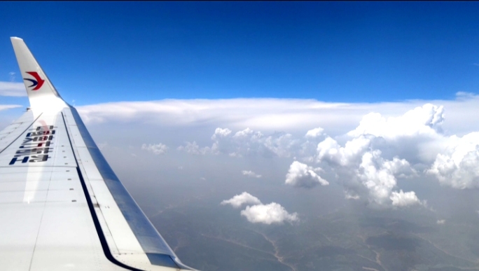 4K飞机外蓝天白云高空云海的美丽景色航拍