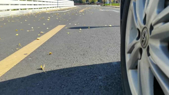 道路  车轮转动  地面轮胎转动