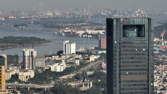 广州地铁大厦远眺珠江黄埔码头