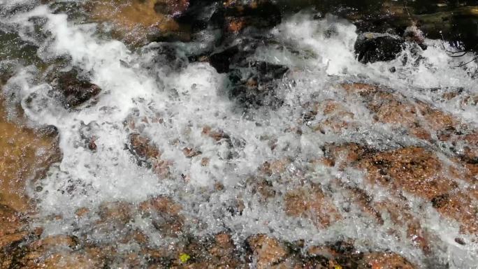 山林泉水叮咚瀑布溪流