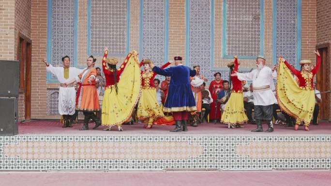 新疆维吾尔族民族歌舞