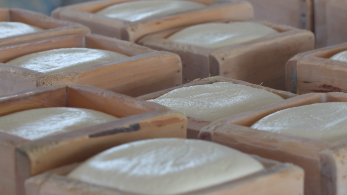 内蒙古牧民纯手工制作奶豆腐