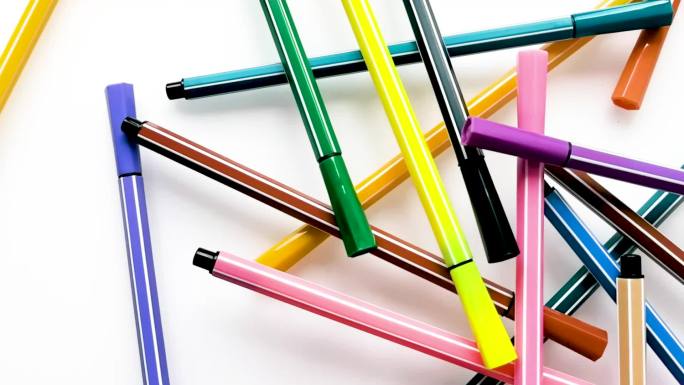 散落的彩色画笔广告素材