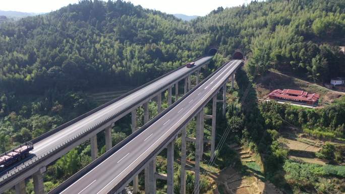 高速公路汽车进出隧道航拍高架桥隧道高速路