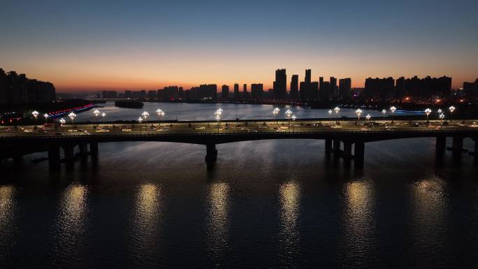 洛阳夕阳晚霞城市景观洛河倒影车流航拍