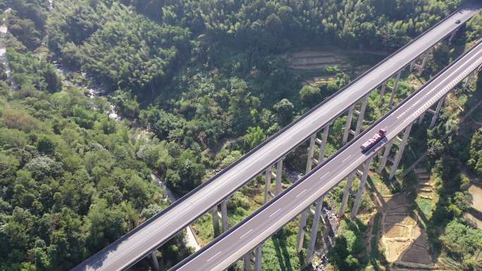 高速公路汽车进出隧道航拍高架桥隧道高速路