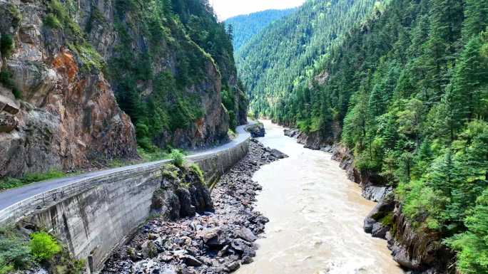 甘孜州新龙县雅砻江大峡谷河流高山森林房车