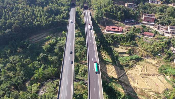 高速公路汽车进出隧道航拍高架桥隧道高速路