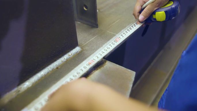 工厂 生产企业 精准测量 钢材