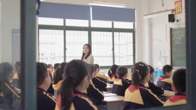 老师上课讲课学生回答问题