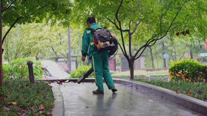 市政环卫工人 清扫游步道落叶