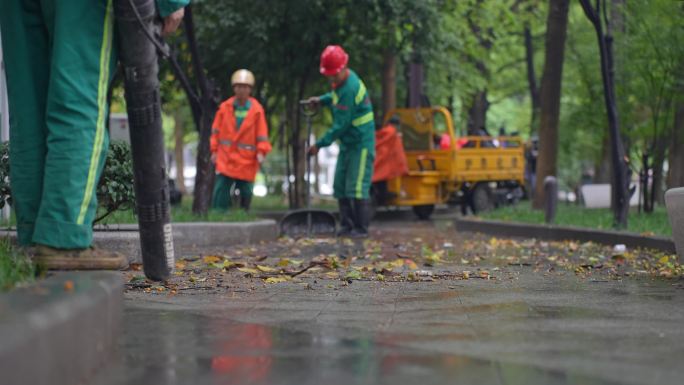 市政工人 清理城市游步道落叶