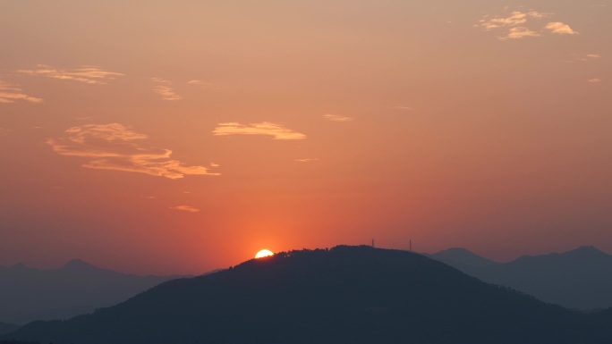 山上日出实拍延时阳光云朵早上山峰太阳升起