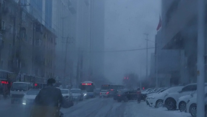 大雪中飘扬得国旗雪中街道行人和慢行得车辆