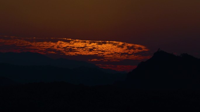 山间日出延时摄影-太阳升起瞬间