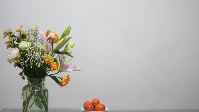 室内摆设插花鲜花柿子秋天白墙安静实拍素材