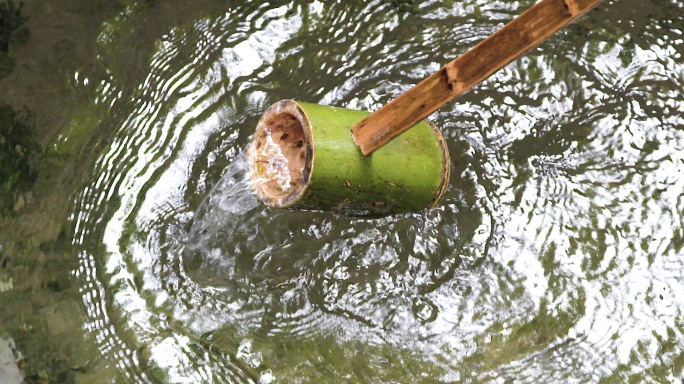 小溪流水 竹筒舀水