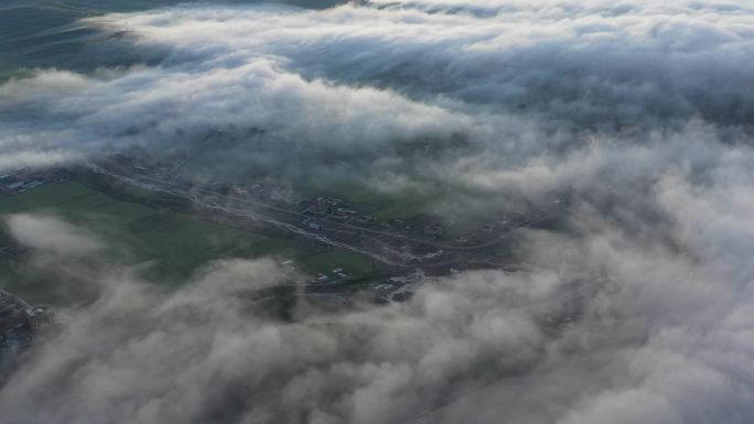 航拍穿云夺雾俯视高原城镇