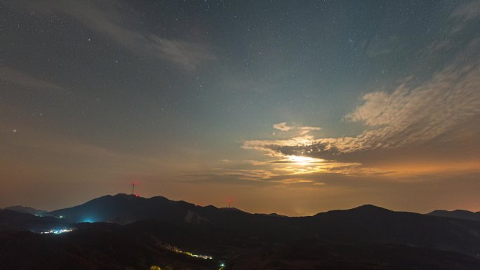 秋季星空下的安静乡村和月亮初升时刻