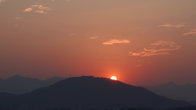 山上日落实拍傍晚天空晚霞乡村农村黄昏山脉