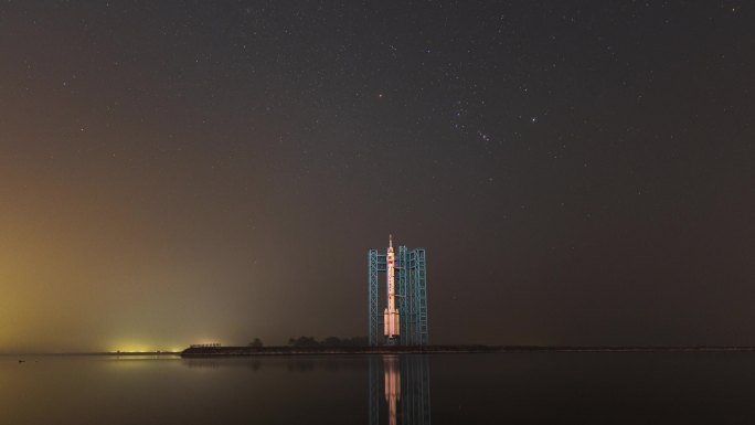 大连市皮口港星空下的退役火箭长征二号