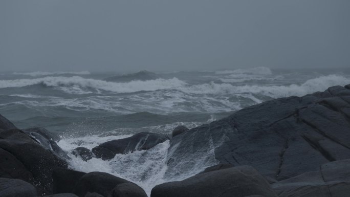 海岸风浪翻滚