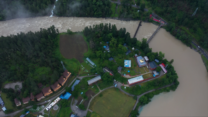 航拍雨雾天的波密岗云杉林风景合集