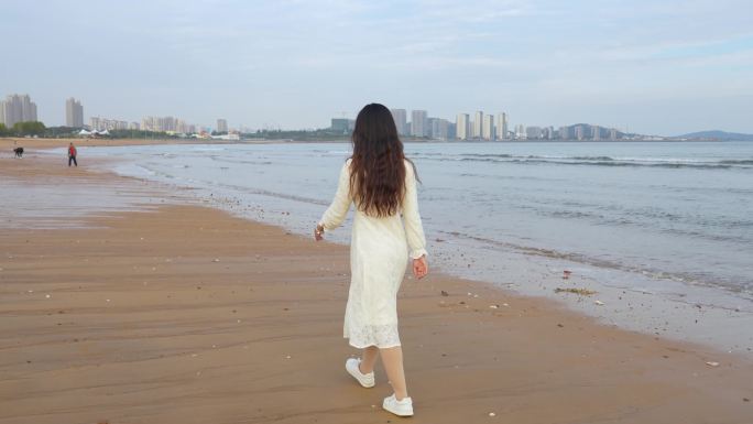 海边散步的白衣女孩