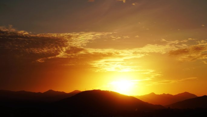 唯美山日落延时黄昏傍晚夕阳天空金色云晚霞