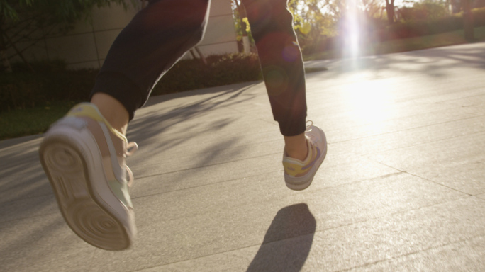 阳光下奔跑跑步儿童运动健康成长
