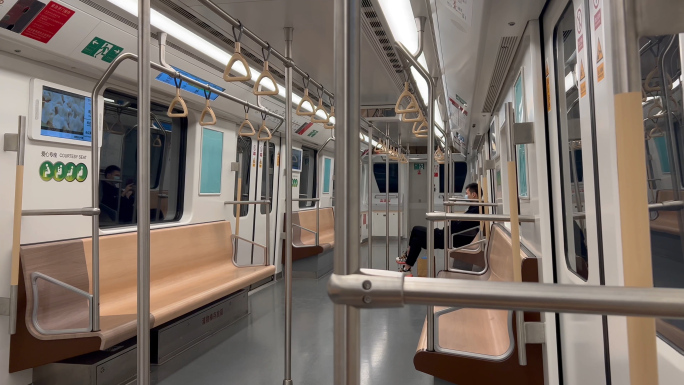 坐地铁孤独身影 地铁里的孤独身影