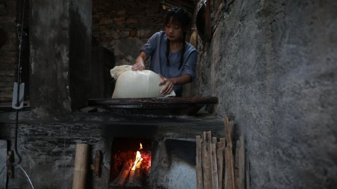 土家传统石磨豆腐泡黄豆打豆腐长阳土家族