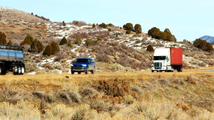 美国西部乡村州际公路上的长途半卡车