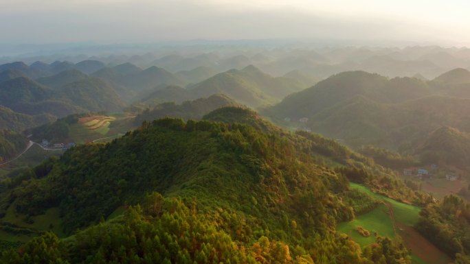 清晨雾气山川美景