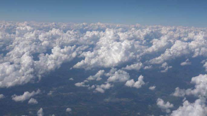 飞机起飞冲破云层 飞机窗外云层风景